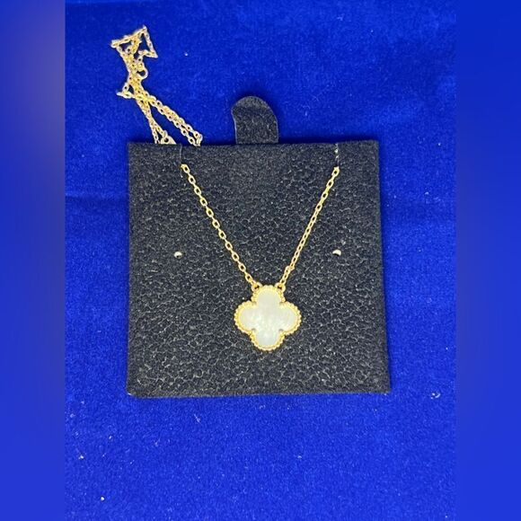 Alhambra White Clover Motif Necklace 18k gold plated - Picture 10 of 11